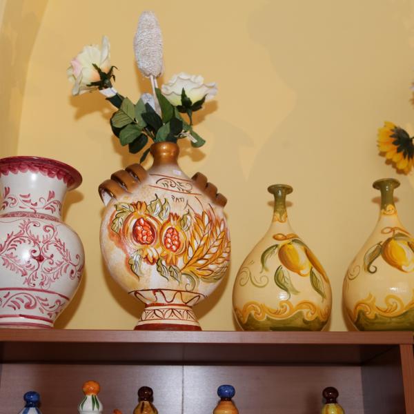 Vaso, bottglie e fiasco in Ceramica Artistica Siciliana