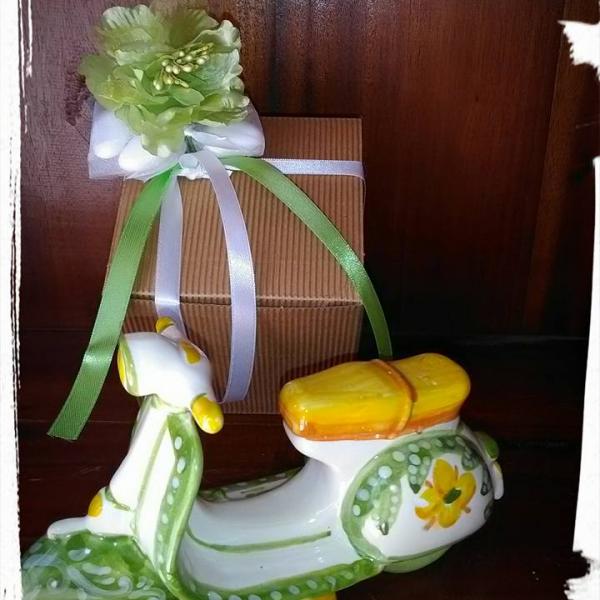 Vespa di colore verde con fiore giallo, confezione, sacchetto di confetti